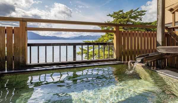 ■無料展望貸切露天風呂｜湖を眺めながらの展望風呂で四季折々の田沢湖をご覧いただけます