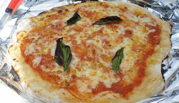 石窯オーブンで焼いた自家製マルゲリータピザ