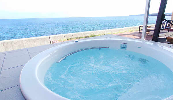 【スイートヴィラ】テラス　スイートヴィラだけの特別なジャグジーだからこそ愉しめる贅沢なひととき。