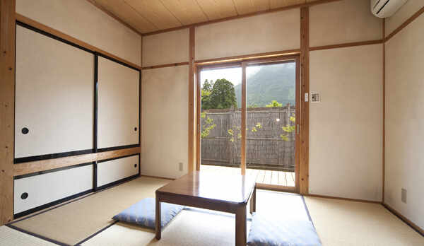 １間の半露天風呂付き客室