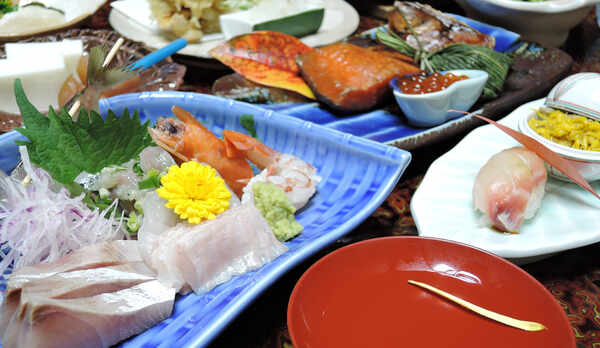 *【夕食一例／スタンダード】手作りにこだわったお食事は、大変ご好評いただいております。