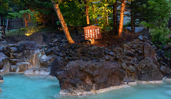 ■露天風呂■湯浴み着用で女性も安心してご入浴いただけ、とろみのある泉質が身体を優しく包み込みます