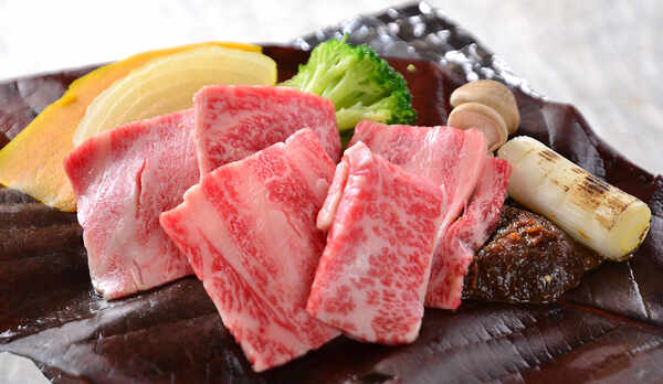 厳選した飛騨牛を使用した朴葉味噌焼き