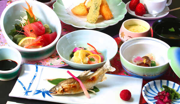 【力石コース】地元食材をふんだんに使用したコースです。