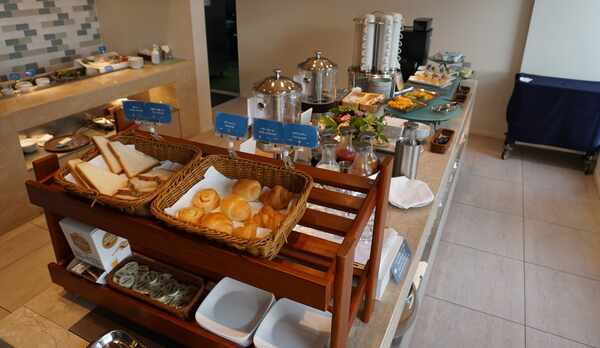 明るい店内で朝食をおたのしみください