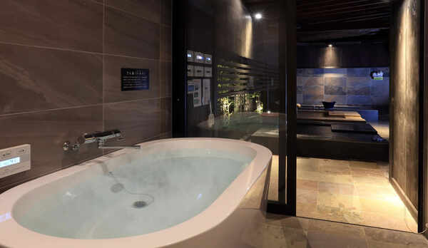 【内湯】各棟にご用意しておりますお風呂は、すべてあなただけのもの。24時間お好きな時にどうぞ