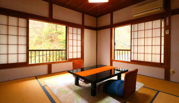 8畳和室●梅ヶ島の自然をお部屋でも感じられます。