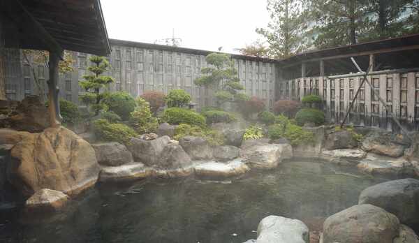 大露天岩風呂「幸運の湯」　男性側