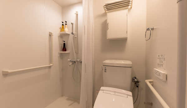 広々ツインベッドルーム1Fシャワー室トイレ