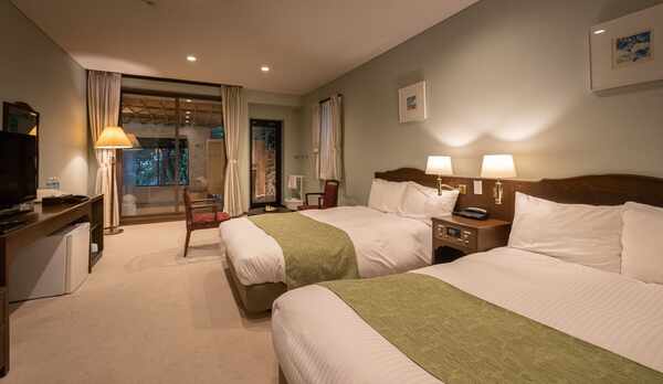 【温泉露天風呂付スーペリアツイン】アンティーク調の重厚感のあるベッドルームとなっております