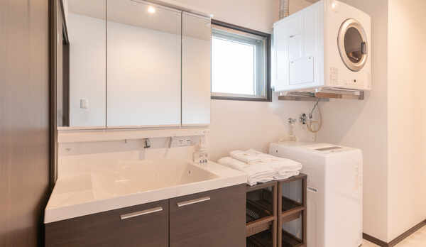 プレミアスイート洗濯乾燥機と洗面台