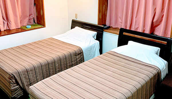 ・客室／ツインルーム：シンプルながらしっかりお寛ぎいただけます。