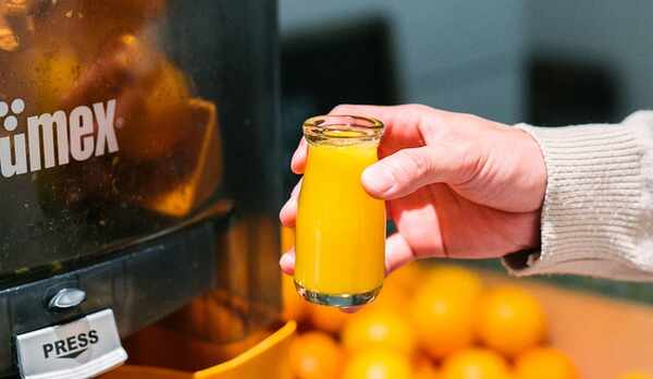 搾りたてフレッシュオレンジジュース