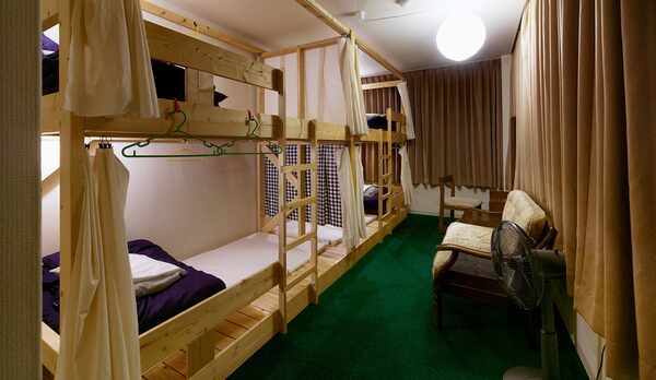 A鍵付き個室1〜4名まで可能 Private Room