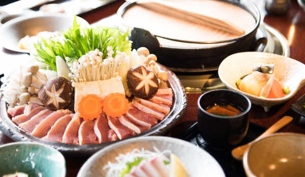 地鶏鍋会席。たっぷりの地鶏と地野菜から美味しいダシが出た味噌出汁で〆は雑炊！