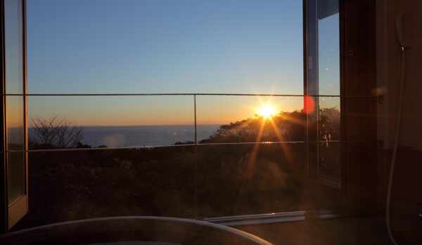 客室付きの半露天風呂から望む朝日は絶景！！