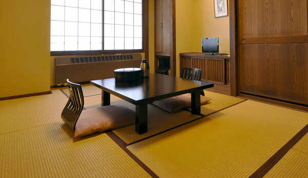 【客室・本館和室7.5畳】民芸調の落ち着いた室内。1名様からご利用いただけます