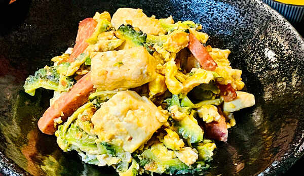 【ご夕食】ゴーヤチャンプルーで栄養満点！※季節により内容が異なります。