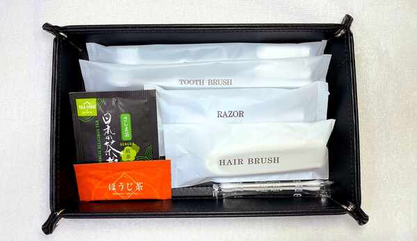 無料アメニティ：歯ブラシ・髭剃り・ヘアブラシ・綿棒・お茶