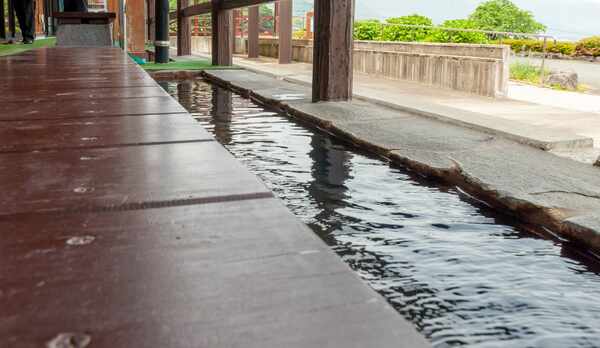 足湯でゆったりと阿蘇の景色をご覧ください。