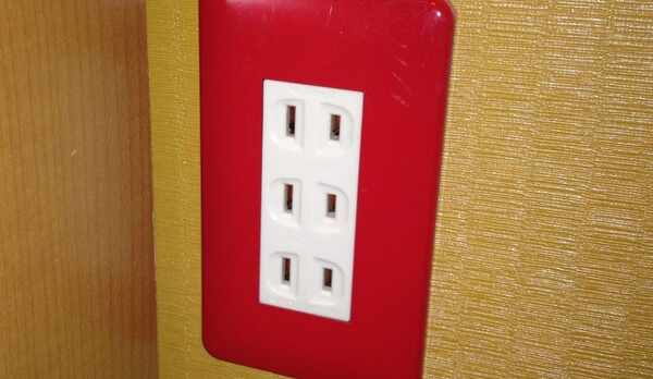 お部屋には３個のコンセントが3箇所に付いています。【シングル・ツイン】