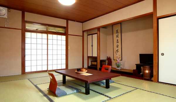 【客室】四季折々、恵那の自然を窓から眺め、ゆっくりとお寛ぎください。