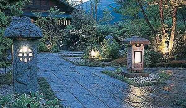 駐車場よりアプローチ１