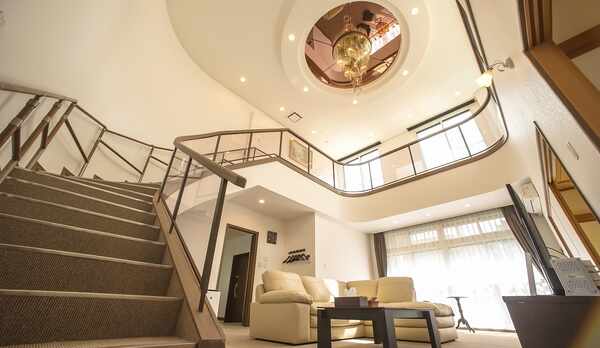 【ラグジュアリー201】開放的な吹き抜けリビング