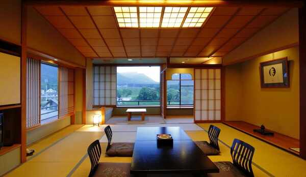 【葵館和室】夕暮れ時や夜には月の光に照らされた美しい山の稜線を望む景色