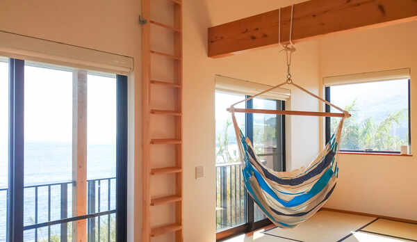 ・【和室】和の空間、広がる絶景とハンモック。全てが相性抜群の宿です