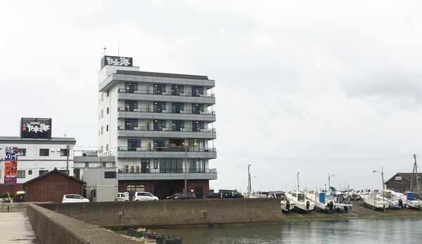 *【外観】寺泊駅から車で15分、大きな日本海の文字が目印です。