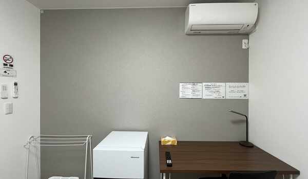 バス・トイレ付きのシングルルームは動画配信サービス対応スマートテレビ・冷暖房も完備！