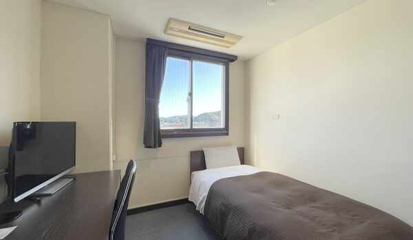 【アウトバスシングルA】少し広めのお部屋です。お荷物の多い長期滞在のお客様に多く利用いただいています