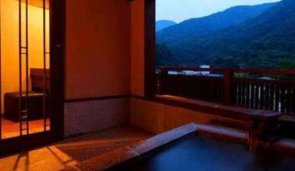 夕刻に撮影した客室露天風呂（そよぎの間-瑞雲）