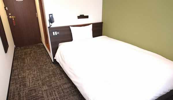 シングルルーム　セミダブルベッド