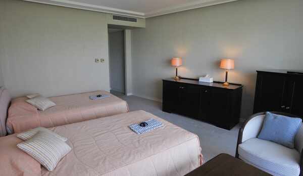 *ツインルーム一例。上質な空間が流れる客室が、旅の疲れをゆったりと癒します。