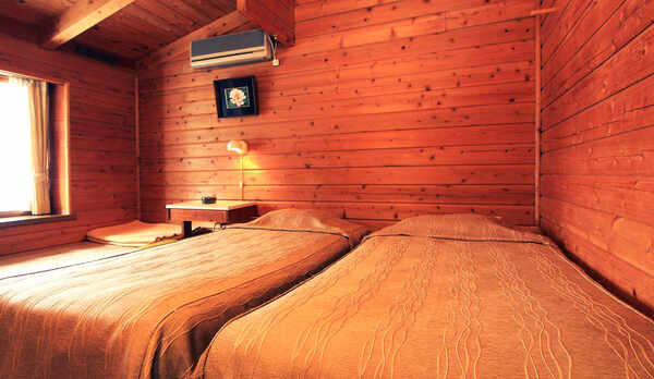 客室は全室ツインにエキストラベッド付。総秋田杉部屋は木の温もりに癒されます