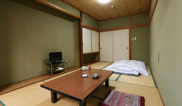 くつろぎの和室で人数にあわせて、8畳〜12畳より当館にてご用意させていただきます。当館にエレベーター