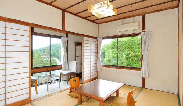 ・和室6畳のお部屋です。周りに建物がないのでとても静かです