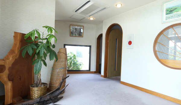 当館入口は広々として皆様のお越しをお待ちしております。