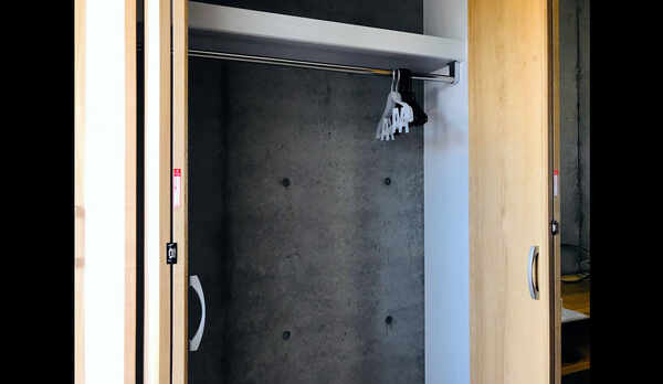 【クローゼット】収納力も抜群で、長期滞在時の荷物置き場にも困りません。