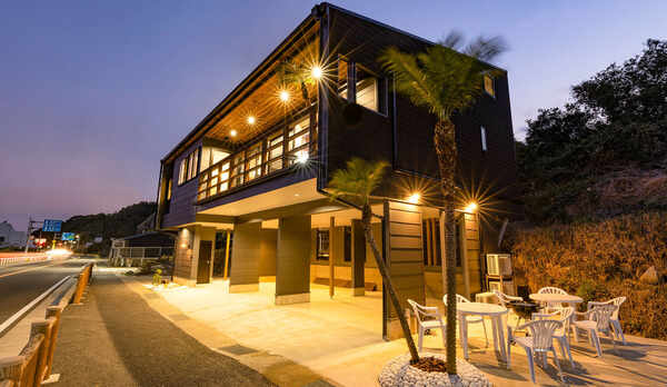・外観（夜）：南国ムードが漂う海沿いの貸別荘