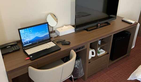 客室デスク　（パソコンを置いてみました！）