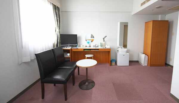 全室バストイレ・シャワー・冷暖房・テレビ・モジュラージャック・ズボンプレッサー備え付き。