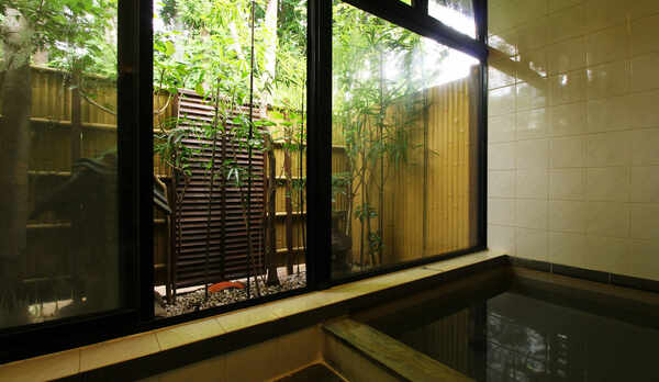 ♯寛ぎの湯　温泉は完全貸切。大きな窓から四季の景色を眺め鬼怒川温泉の湯に浸かりましょう。