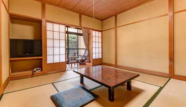 *客室一例／窓をあければ吹き抜ける潮風が心地よく、やすらぎにつつまれた純和風のお部屋です。