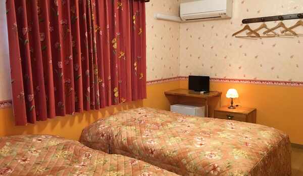 デラックスツインはセミダブルベッドでゆったり