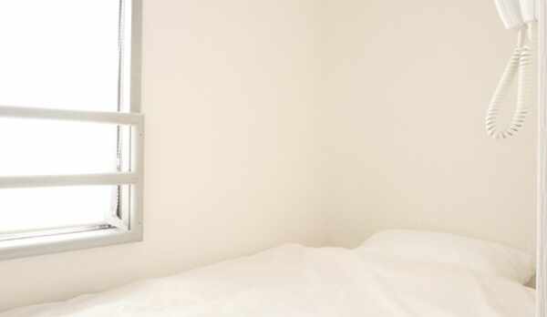 シングルルーム。ホテルでは寝るだけ、という方に必要十分な設備をご提供しています。