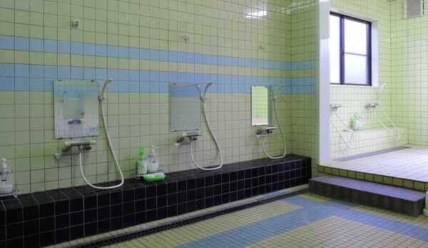 *［共有シャワー室］お仕事やスポーツの後に汗を流すのに便利です♪（個室シャワー室もあり）