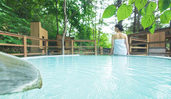 【森の散歩湯WOOD SPA】森の香りと風の音で静かなひと時を。ゆっくり流れる時間で癒されましょう。